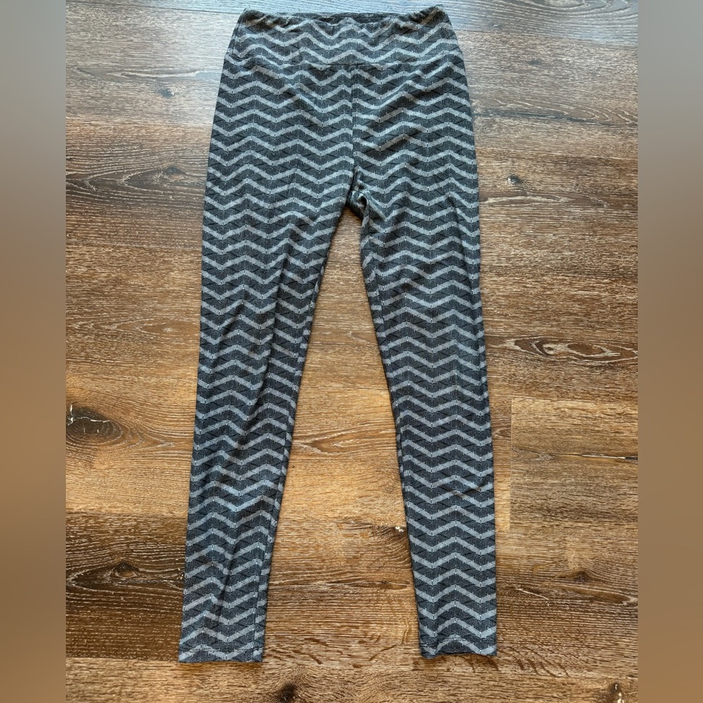 LuLaRoe One Size Black & Gray Chevron Leggings